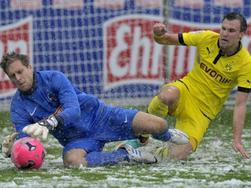 Dortmundes "Borussia" uzvar par spīti pamatīgam sniegam