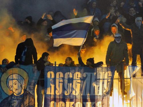 "Zenit" fanu petarde trāpa "Dynamo" vārtsargam, spēle pārtraukta