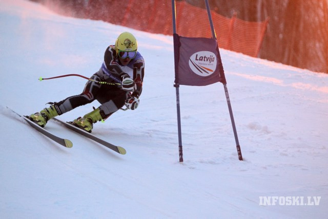 Kalnu slēpotājs K.Zvejnieks trijniekā slalomā Šveicē