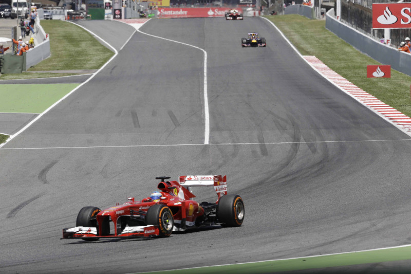 Alonso triumfē Spānijā, "Ferrari" pakāpjas uz otro vietu