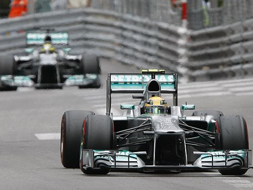 "Mercedes" komanda tiek brīdināta un saņem aizliegumu piedalīties testos