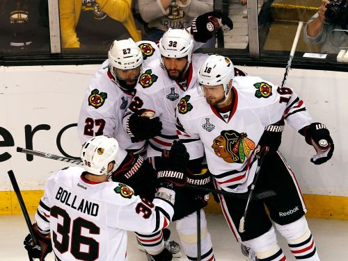 "Blackhawks" vārtiem bagātā mačā Bostonā izlīdzina finālsēriju