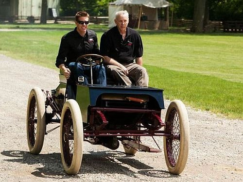 NASCAR pilots izmēģina 1901. gada auto bez bremzēm