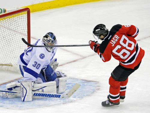 Teivsa hat-trick izglābj "Blackhawks", Jāgrs apsteidz Espozito