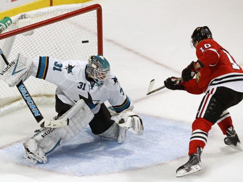 "Blackhawks" ar uzvaru pār "Sharks" pārņem NHL līderpozīcijas