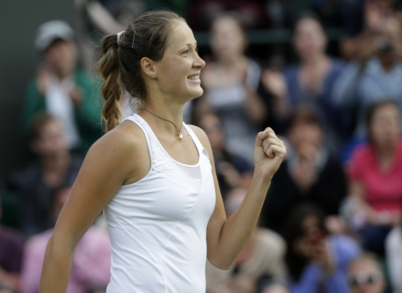 Azarenka nespēj atvairīt Jovanovski uzbrukumus