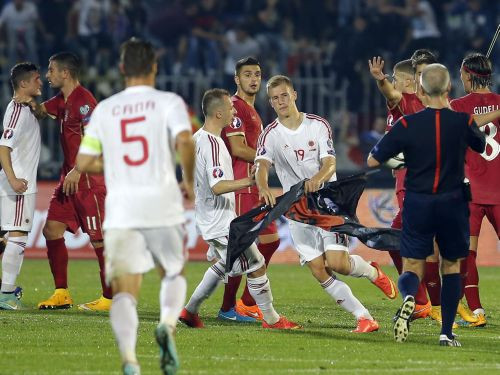 UEFA uzsāks oficiālu izmeklēšanu, serbi un albāņi vaino cits citu (+video)