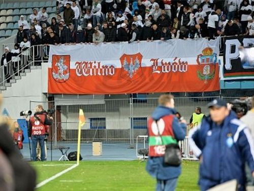 "Legia" atkal izaicina UEFA dusmas ar Viļņas un Ļvivas plakātu Polijas krāsās