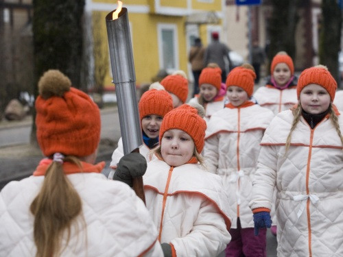 Siguldā iedegta Latvijas III ziemas olimpiādes lāpa