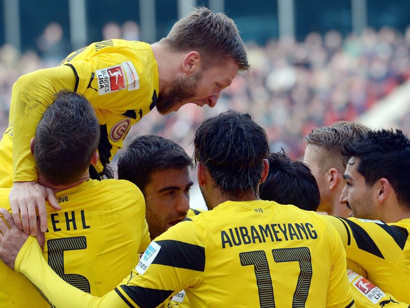 Dortmundes "Borussia" izcīna uzvaru vairākumā