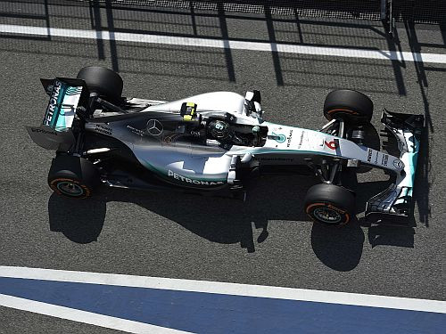 Rosbergs pārspēj Hamiltonu Spānijas F1 posma pirmajā treniņā, "Mercedes" dominē