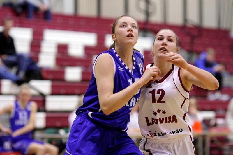 Latvijas juniores atspēlē 11 punktu starpību, taču zaudē Lietuvai