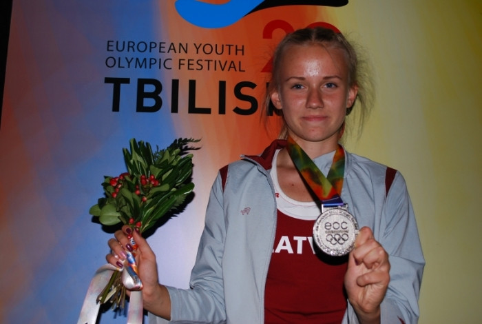 Tāllēcēja Bļusina sasniedz personisko rekordu un sudrabu Eiropas jaunatnes olimpiādē