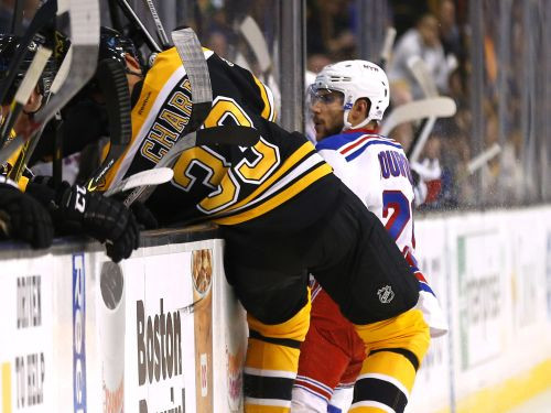 Hāra traumas dēļ atstāj "Bruins" spēli, "Blues" un "Red Wings" grauj