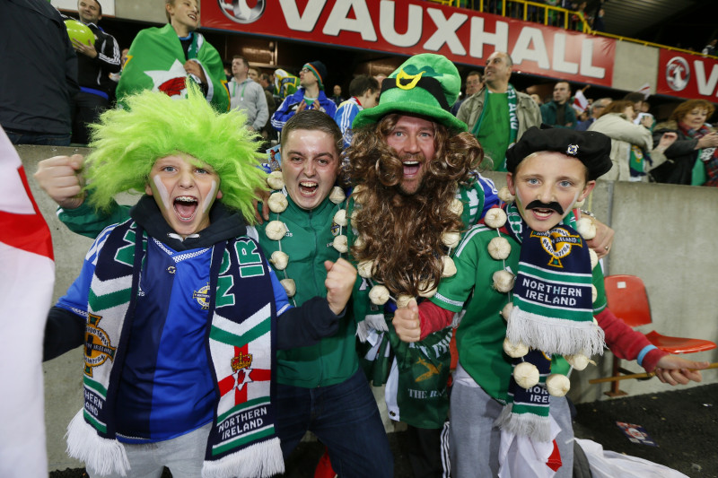 VIDEO: trakie ziemeļīrijas futbola fani atzīmē izlases vēsturisko iekļūšanu finālturnīrā