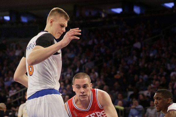 Porziņģim 16. double-double, "Knicks" 58 minūšu trillerī pārspēj "76ers"