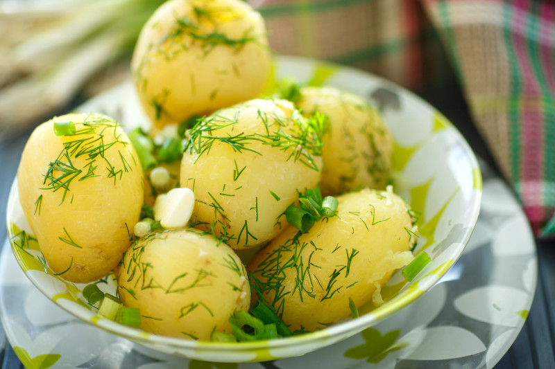 7 garšīgi un vienkārši pagatavojami jauno kartupeļu ēdieni