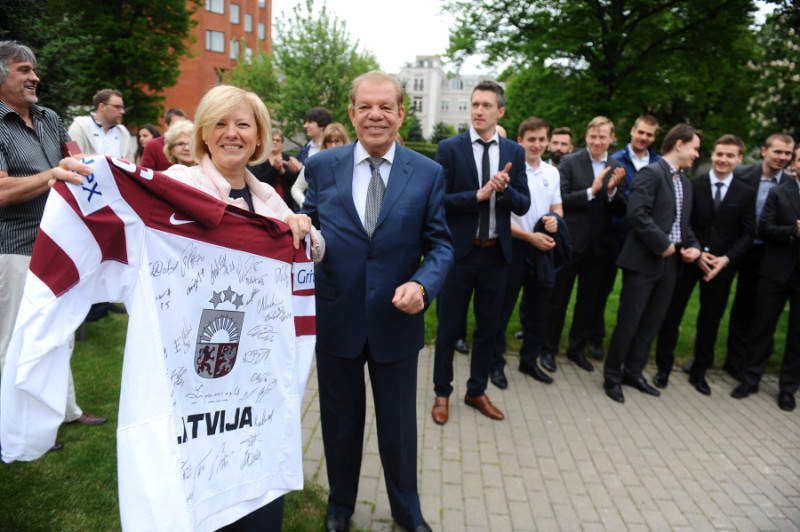 Latvijas hokeja izlase viesojas vēstniecībā Maskavā