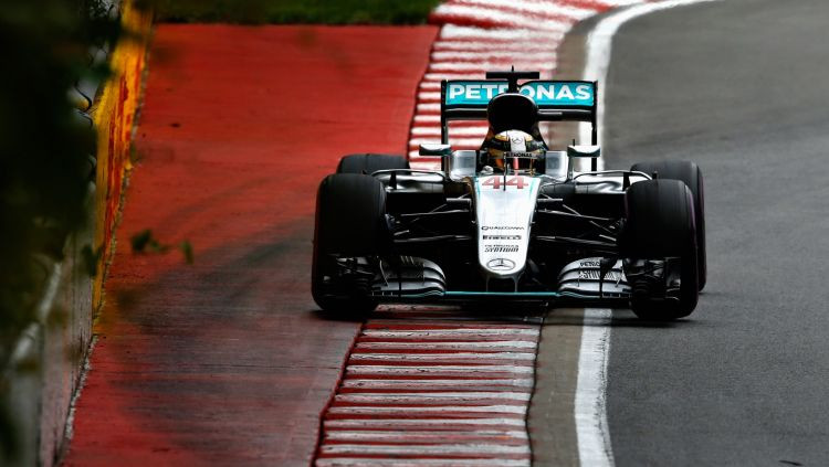 Hamiltons pārspēj Rosbergu un uzvar Kanādas GP kvalifikācijā