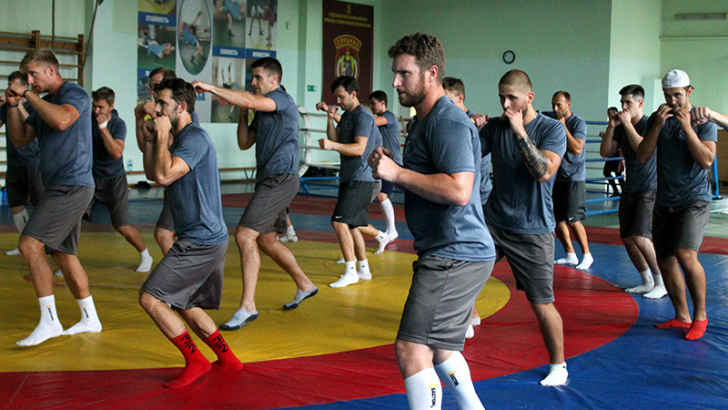 Specvienības treneris apmāca Minskas "Dinamo" hokejistus