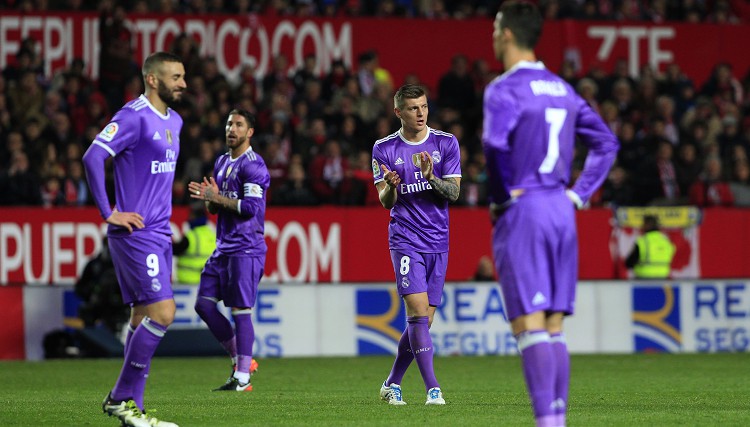 "Sevilla" pēdējās minūtēs apgriež spēli kājām gaisā un padara galu "Real" sērijai