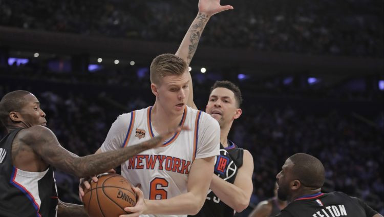 Porziņģim 27 punkti, "Knicks" beigās nenotur pārsvaru un zaudē
