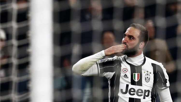 Igvainam atkal uzvaras vārti pret "Napoli", "Juventus" turpina dominēt Turīnā