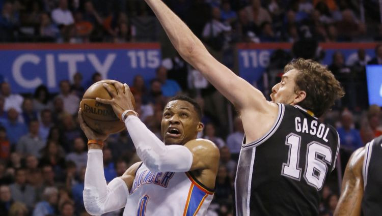 "Spurs" izglābjas no -21 pret "Thunder" un garantē vismaz otro vietu Rietumos