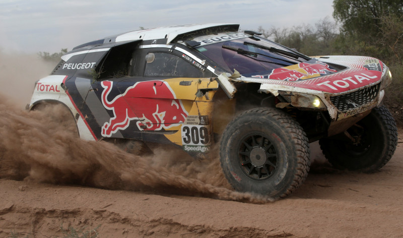 "Peugeot" draud aiziet no Dakaras rallija