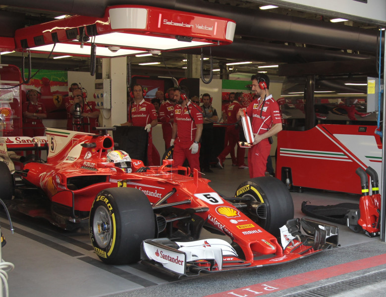 "Ferrari" no amata atstādina dzinēju nodaļas galveno inženieri