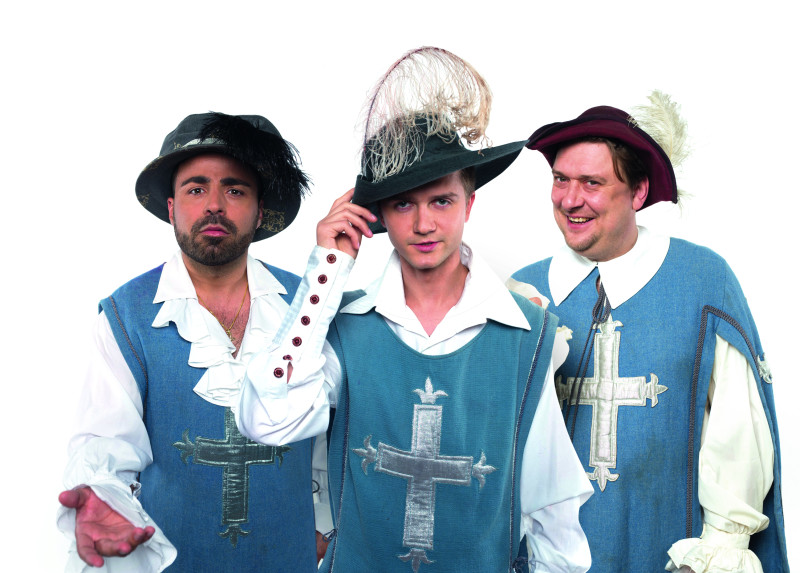 Populāri mūziķi un aktieri aicina uz muzikālu brīvdabas izrādi “Trīs musketieri”