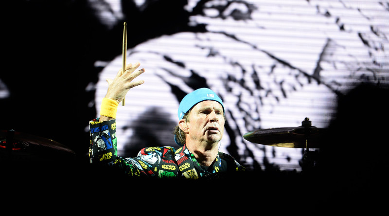 “Red Hot Chili Peppers” koncerts Lucavsalā pulcē 30 000 skatītājus