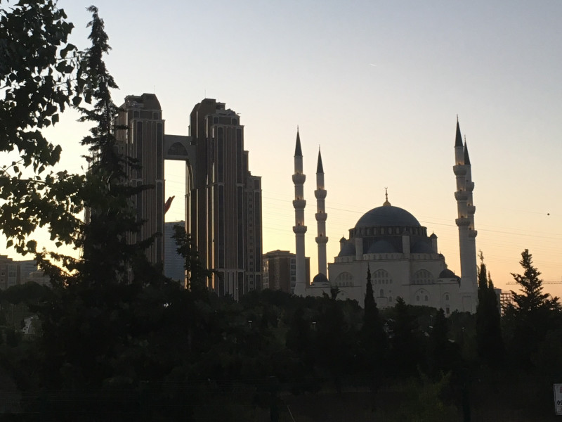 Blogs: mošejas un debesskrāpji, ēdiens un briti prātā