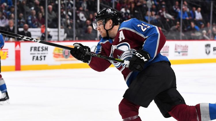 Par NHL nedēļas spožāko zvaigzni atzīts "Avalanche" uzbrucējs Makinons