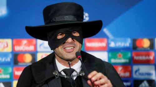 "Shakhtar" treneris pēc iekļūšanas 1/8 finālā uz preses konferenci ierodas Zorro maskā