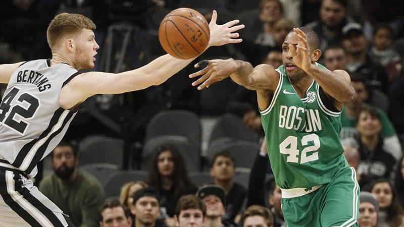 Džinobili izrauj uzvaru pār līgas līderi "Celtics", Bertānam 1/7 tālmetienos