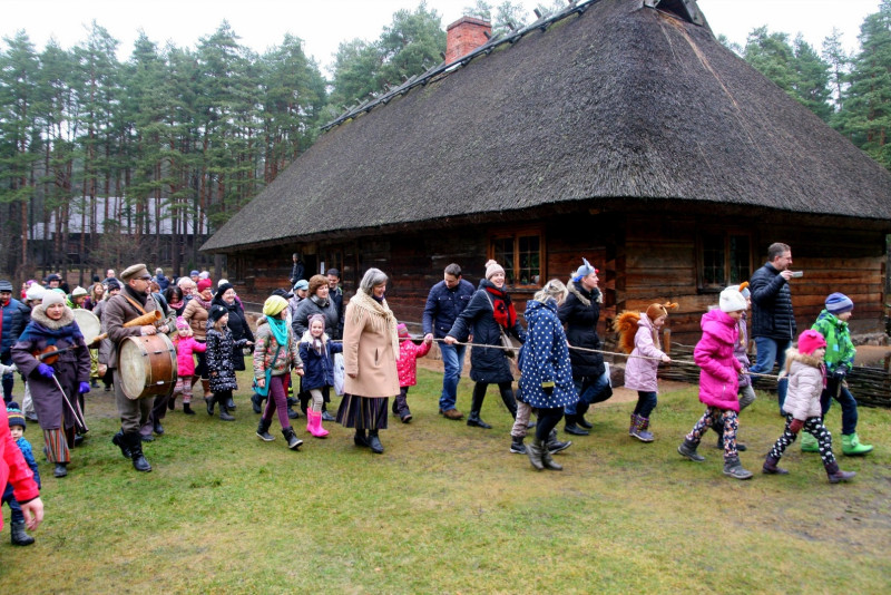 Latvijas Etnogrāfiskais brīvdabas muzejs aicina uz Ziemas saulgriežu svinībām un Bluķa vakaru