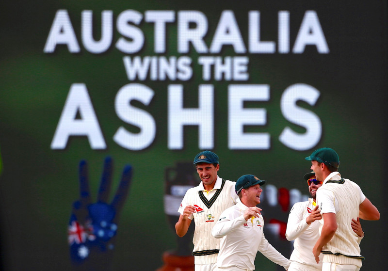 Anglija piekāpjas Austrālijai arī trešajā spēlē un zaudē "The Ashes" sērijā