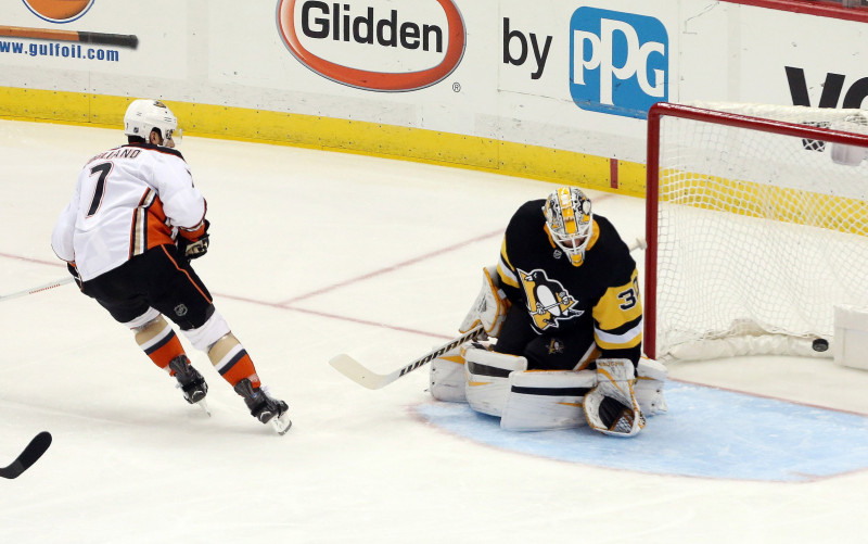 "Penguins" smagi zaudē "Ducks", "Lightning" trīs vārti trīs minūtēs un 26. uzvara
