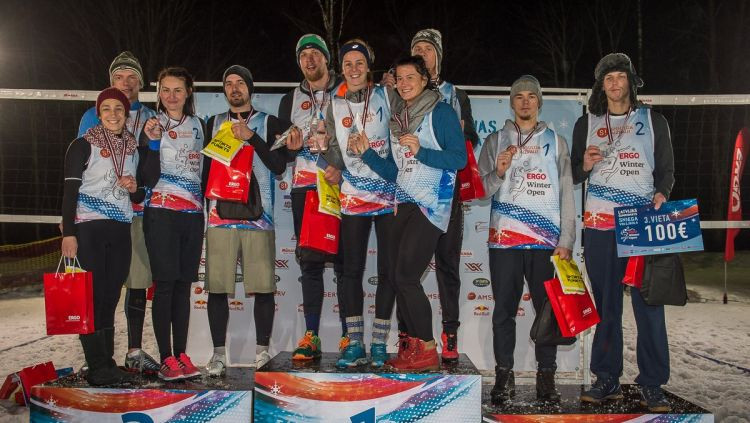 Latvijas pirmajā sniega volejbola čempionātā uzvar Finsters un Solovejs