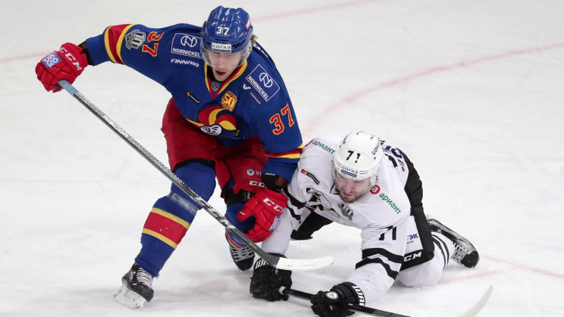 Zviedrijas izlasi papildina divi uzbrucēji no KHL