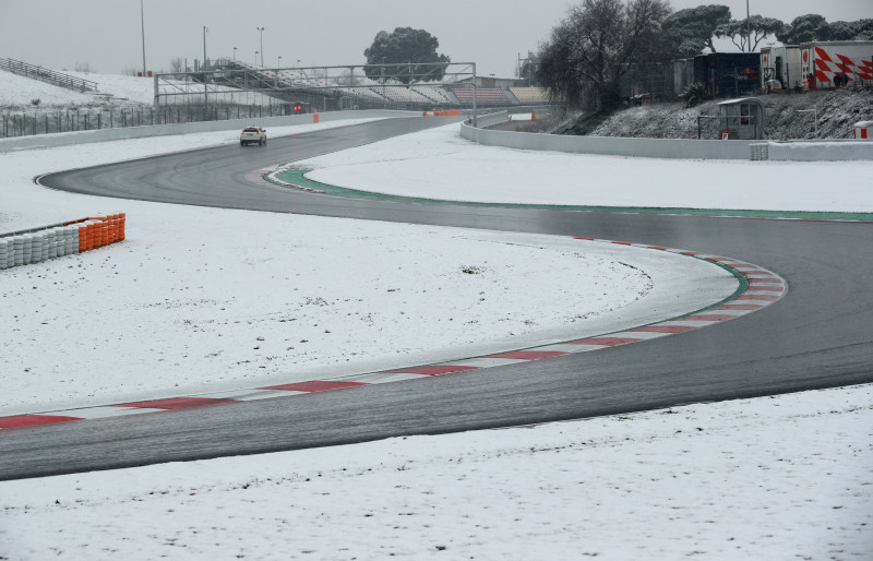 F1 testu trešo dienu izjauc sniegs