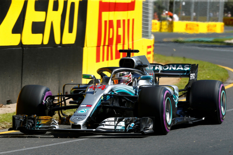 Hamiltons sasniedz ātrāko rezultātu pirmajā F1 treniņā