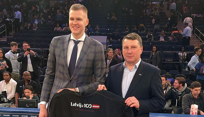 Porziņģis, Vējonis un "Knicks" atzīmē Latvijas simtgadi, "Spurs" tuvojas "play-off"