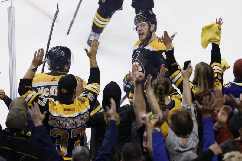 "Bruins" 11 vārtu spēlē nodrošina vietu NHL "play-off" nākamajā kārtā