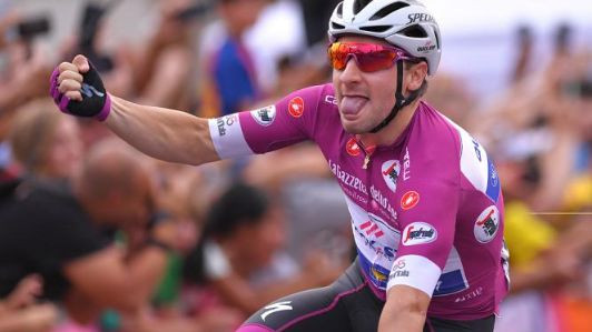 Neilandam vēlreiz finišs "Giro d'Italia" lielajā grupā, otro uzvaru pēc kārtas gūstot Viviāni