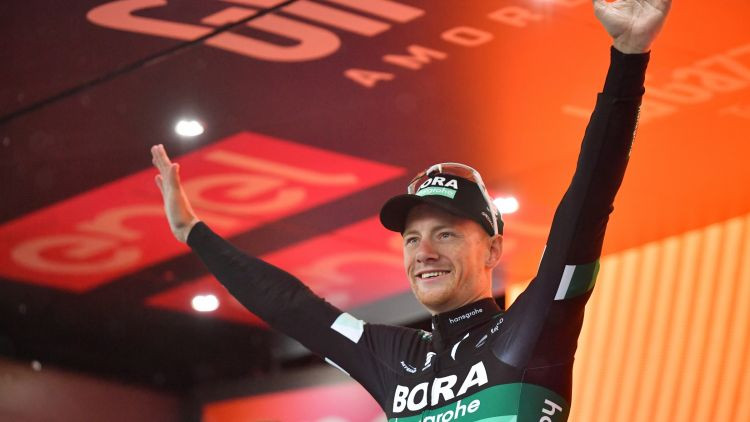 Īrs Benets triumfē "Giro d'Italia" 12.posmā, Neilands ārpus labāko simta