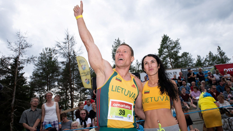 Lietuvas pāris triumfē sievu nešanas čempionātā