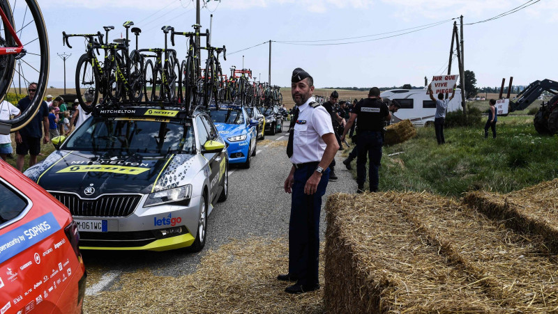 Zemnieku protestu dēļ "Tour de France" aptur uz 15 minūtēm, Skujiņš 119. vietā