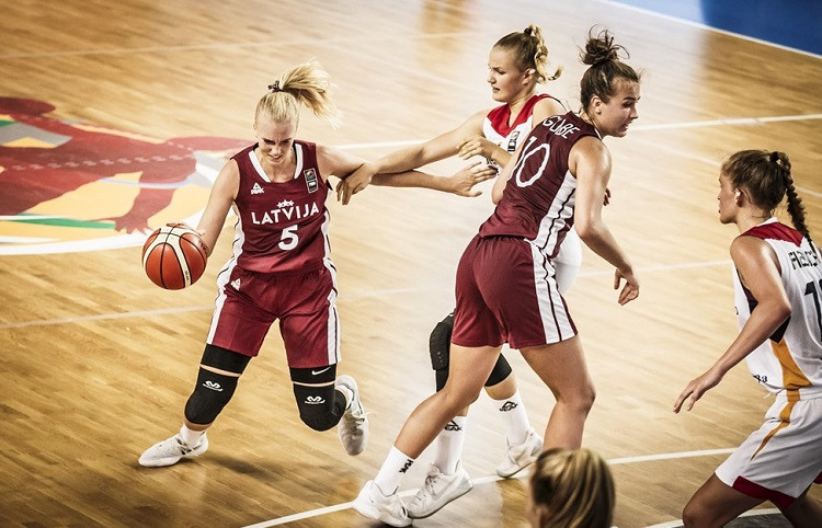 Latvijas U18 meitenēm astotdaļfināls pret Zviedriju, tiešraide plkst. 22:00